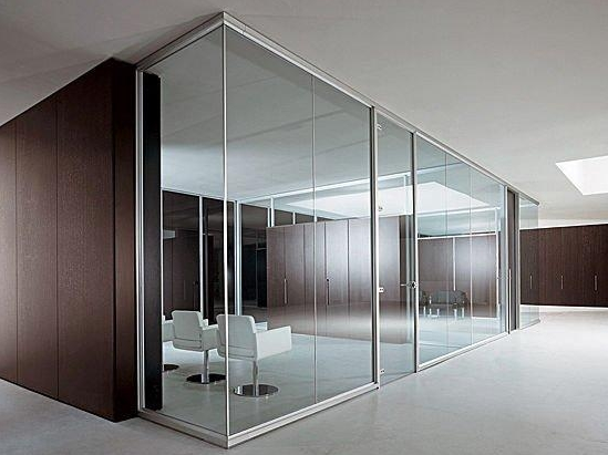 5 lý do nên sử dụng vách kính cường lực cho văn phòng