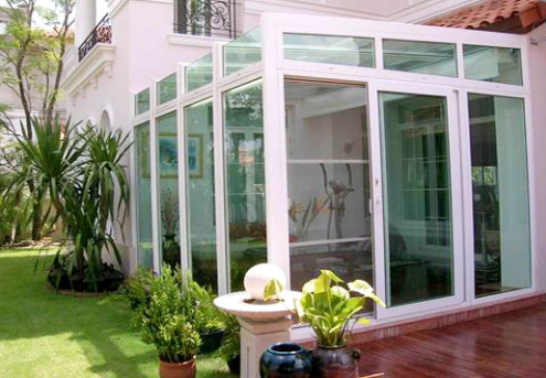 Nên sử dụng cửa kính khung nhôm hay cửa nhựa?