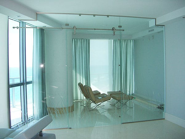 Tìm hiểu mẫu cửa kính trượt treo sang trọng tại Tín Thành