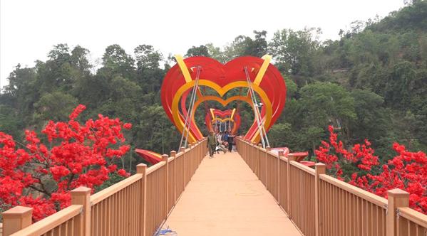 Trải nghiệm cây cầu bằng kính tại Mộc Châu