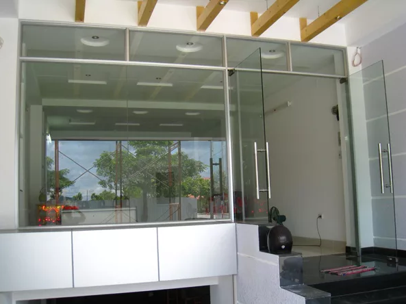 Mẫu cửa kính cường lực nhà ống đẹp nhất 2019