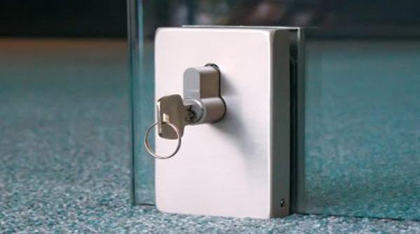 Giá khóa cửa kính