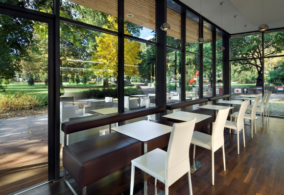 Vách kính cường lực quán cafe