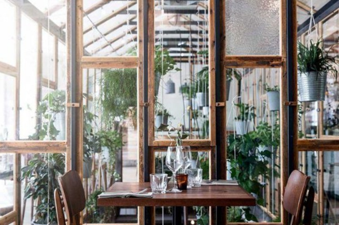 Vách kính cường lực giá rẻ