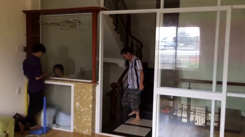 Vách nhôm kính phòng khách 2