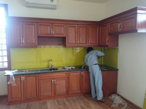 cách lựa chọn kính màu ốp bếp cho không gian hẹp ky-thuat-lam-kinh-mau-op-bep2
