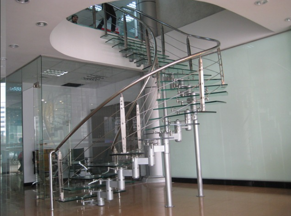cầu thang được làm bằng kính cường lực
