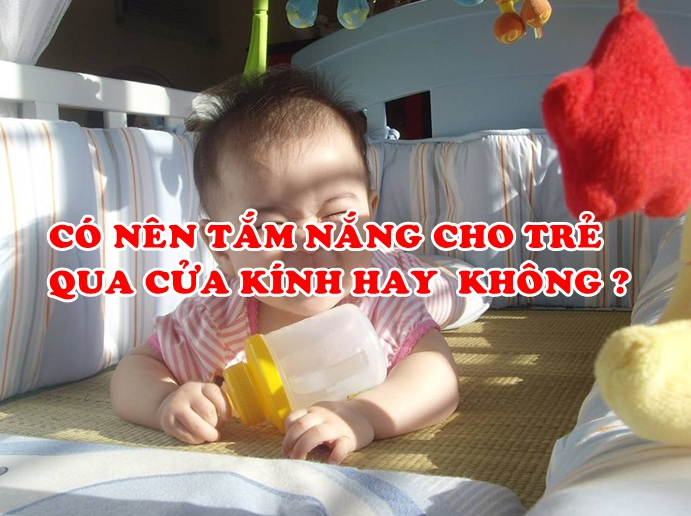 Có nên cho trẻ tắm nắng qua cửa kính