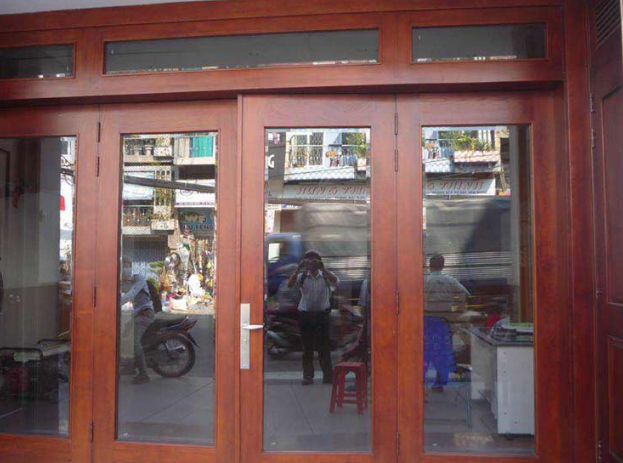Cửa kính cường lực khung gỗ