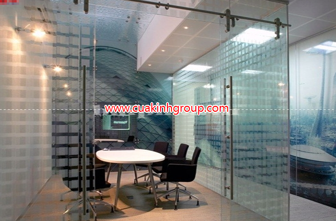 cửa kính thủy lực ray trược