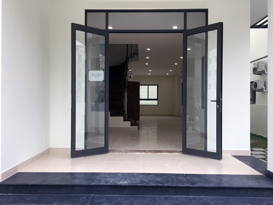 Cửa kính cường lực khung nhôm 2 cánh mới