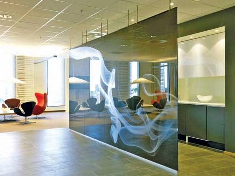 Kính Cường Lực Màu Ứng Dụng Làm Đẹp Cho Showroom 1