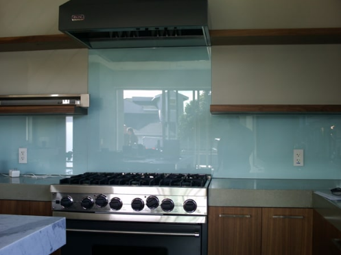 kinh-op-bep-mau-xanh-lam