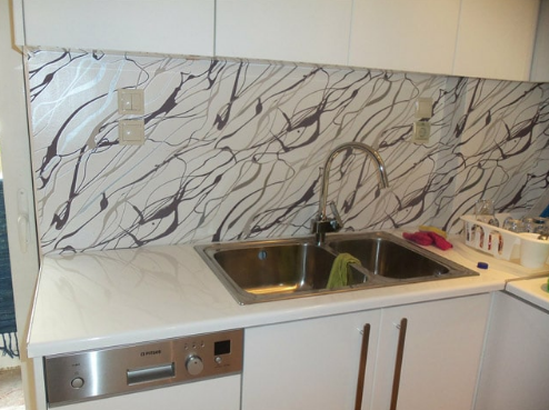 Sử dụng kính màu ốp bếp trang trí phù hợp phong thủy kinh-op-bep-màu-trang