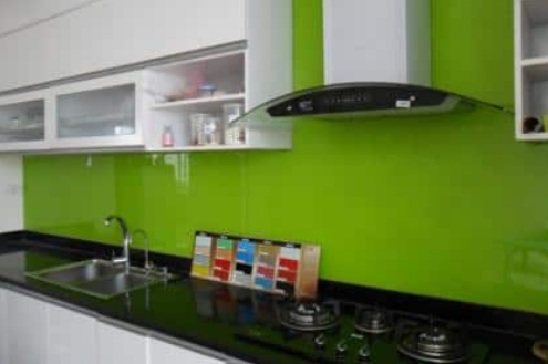 Sử dụng kính màu ốp bếp trang trí phù hợp phong thủy kinh-op-bep-mau-vàng-xanh-non-chuoi