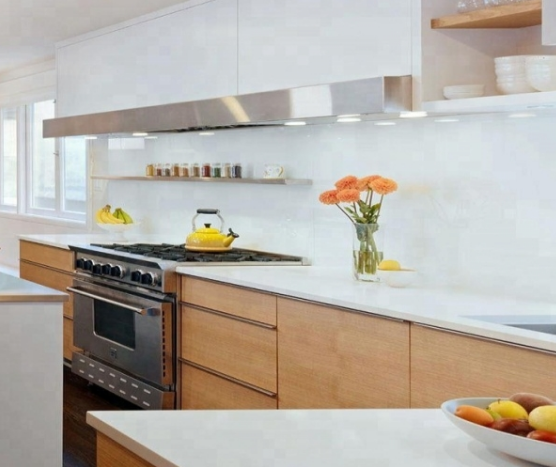 Kính ốp bếp màu trắng sữa