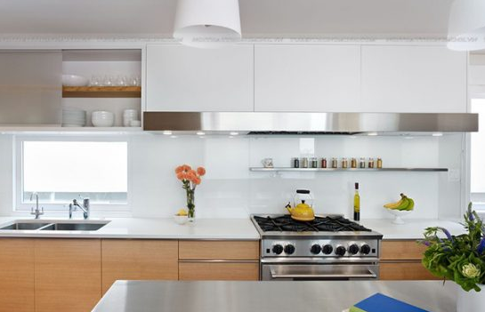 Kính ốp bếp màu trắng sữa