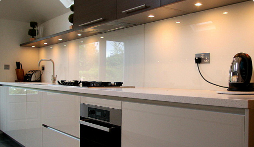 Kính ốp bếp màu trắng sữa