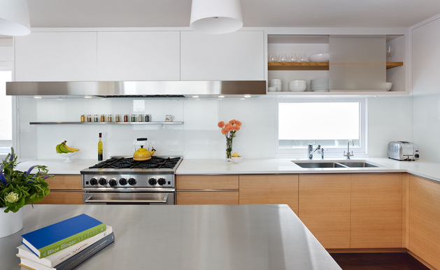 Kính ốp bếp màu trắng sữa