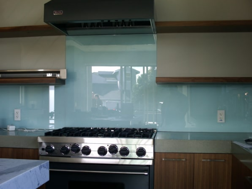 kinh-op-bep-mau-xanh-lam