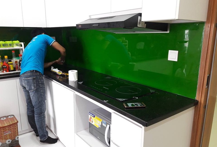Kính màu ốp bếp đẹp 2