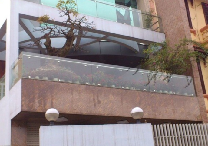 Lan can kính ban công biệt thự