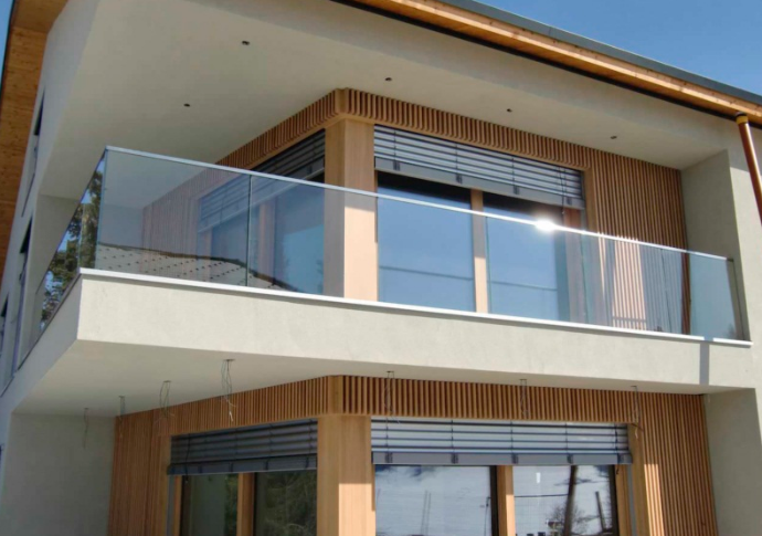 Lan can kính ban công biệt thự