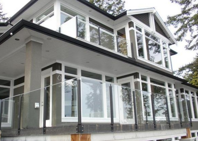 Lan can kính ban công biệt thự