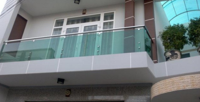 Lan can kính ban công biệt thự