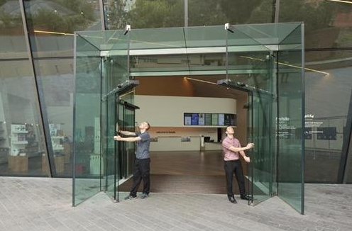 Lắp đặt cửa kính cửa hàng