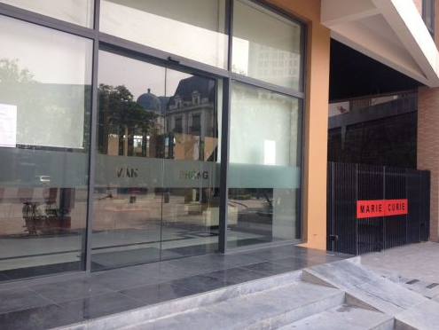 Lắp đặt cửa kính cường lực lùa tự động 1