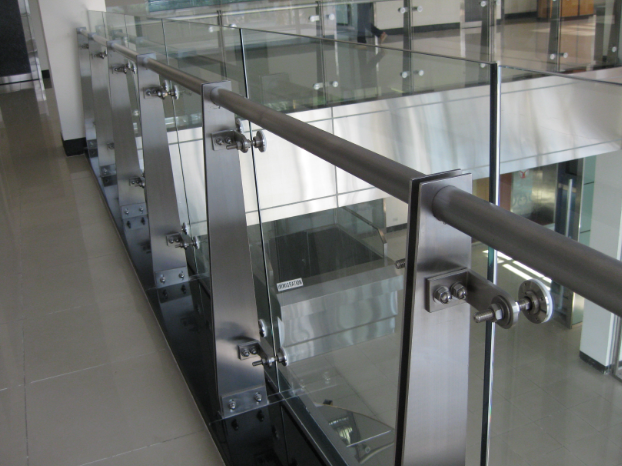 Báo giá lan can kính trụ inox