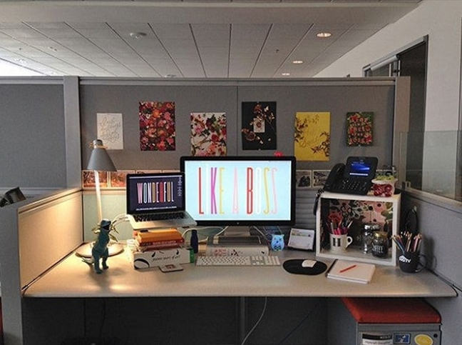 4. Sử dụng thêm một chiếc đèn bàn để chiếu sáng