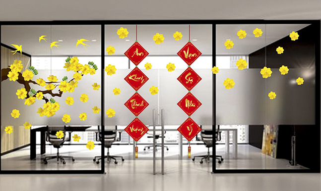 2. Ý tưởng trang trí cửa kính là treo hoa, vật phẩm mang sắc tươi tắn