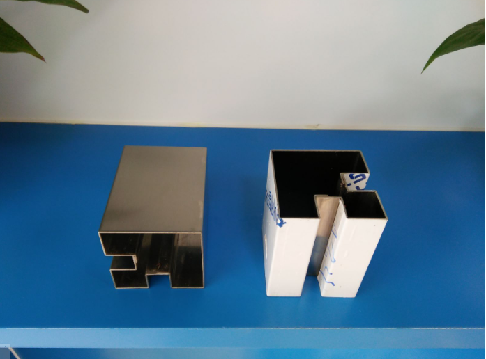 U inox vách kính phòng tắm