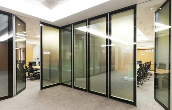 Vách kính cường lực khung nhôm