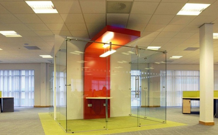 Vách kính lửng văn phòng