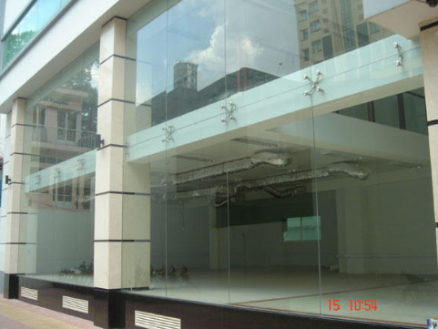 Vách kính showroom đẹp 1