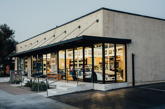 Vách kính showroom đẹp