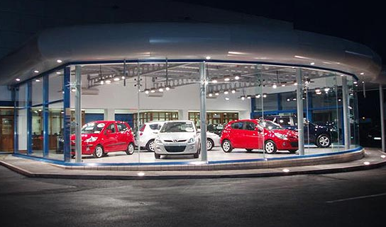 Vách kính showroom đẹp 1