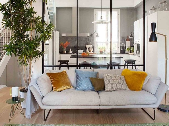 vach-ngan-kinh-phong-khach-va-bep-dep