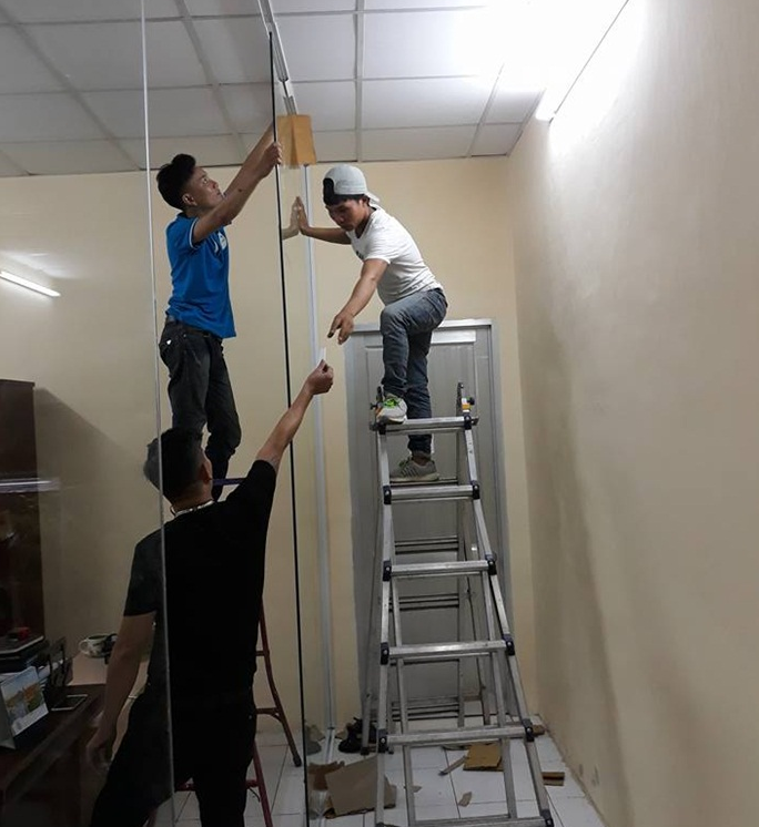 Vách ngăn kính văn phong