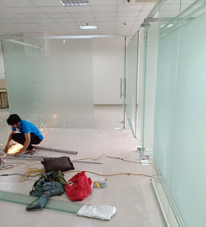 Vách ngăn kính văn phong