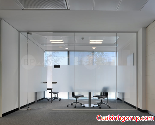 vách ngăn phòng kính cường lực 12mm