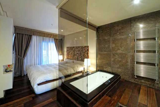 phòng tắm kính trong phòng ngủ độc đáo 2