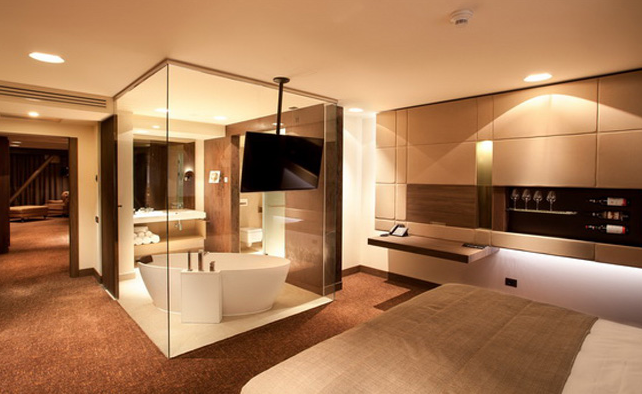 Phòng tắm kính trong phòng ngủ
